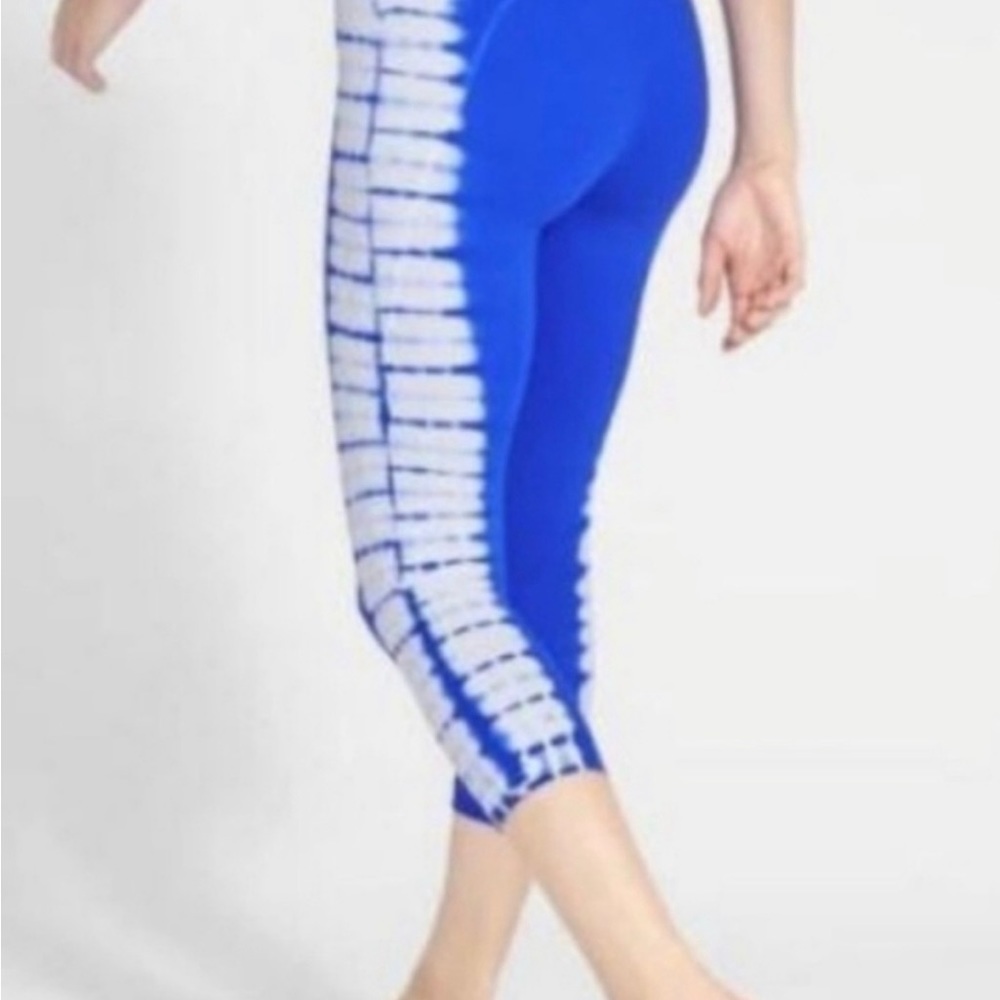 Athleta Saluation Capri Tie Dye Royal Blue/White leggings Size XL X-Large